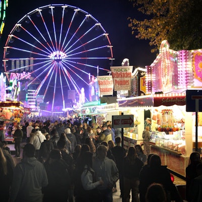 Tausende Gäste genießen den bunten Lichterzauber auf dem Hubertusmarkt.