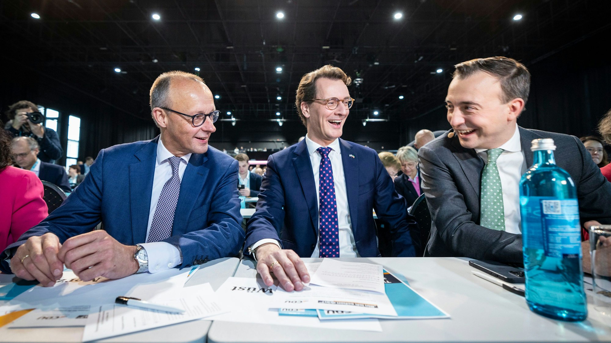 Friedrich Merz, Hendrik Wüst (CDU) und Paul Ziemiak (CDU) im Gespräch beim Landesparteitag CDU Nordrhein-Westfalen.