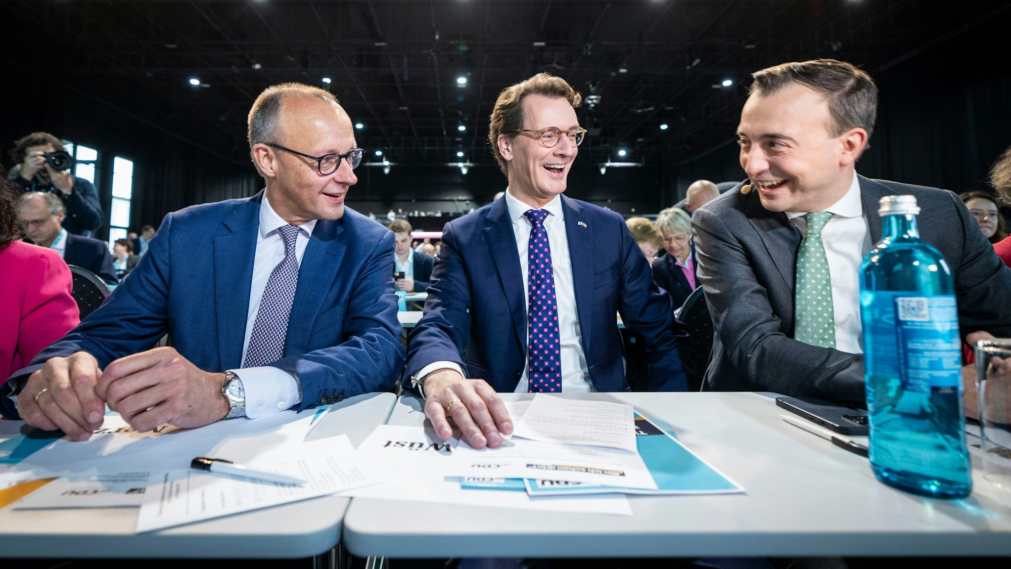 Friedrich Merz, CDU-Bundesvorsitzender und Unions-Fraktionsvorsitzender, Hendrik Wüst, Ministerpräsident von Nordrhein-Westfalen, und Paul Ziemiak beim Landesparteitag der CDU Nordrhein-Westfalen in Hürth.