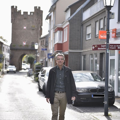 Stadtplaner Christoph Hartmann geht auf der Münsterstraße, die im Rahmen des Integrierten Handlungskonzeptes saniert werden soll.