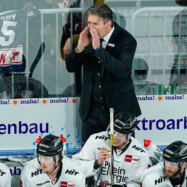 Kölns Trainer Uwe Krupp gestikuliert.