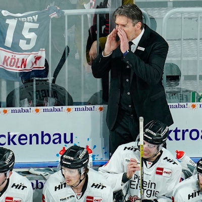 Kölns Trainer Uwe Krupp gestikuliert.