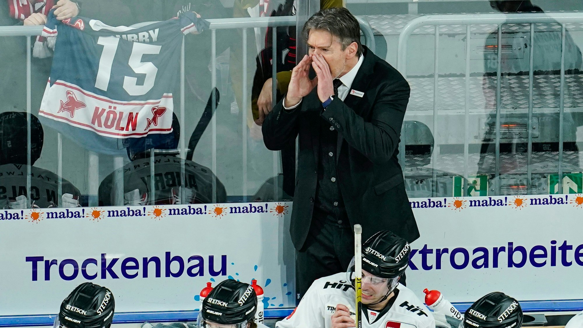 Kölns Trainer Uwe Krupp gestikuliert.