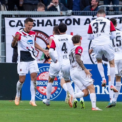 Die Koelner jubeln nach dem spaeten Tor zur Fuehrung. Koeln, Fussball 3. Liga / 13. Spieltag, Spieltag 13, Viktoria Koeln - TSV 1860 Muenchen, 28.10.2023, Sportpark Hoehenberg, Koeln. DFL regulations prohibit any use of photographs as image sequences and/or quasi-video  *** Koeln players cheer after late goal to take lead Koeln, Football 3 Liga 13 Spieltag, Matchday 13, Viktoria Koeln TSV 1860 Muenchen, 28 10 2023, Sportpark Hoehenberg, Koeln DFL regulations prohibit any use of photographs as image sequences and or quasi video Â