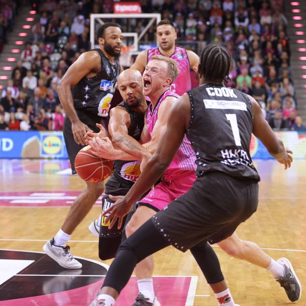 Bonns Harald Frey (Mitte) wird von der Crailsheimer Defensive in die Zange genommen.