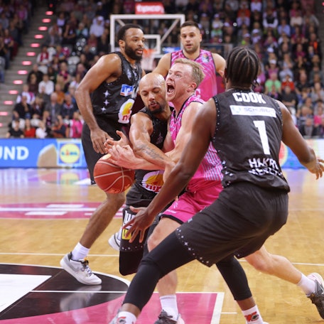 Bonns Harald Frey (Mitte) wird von der Crailsheimer Defensive in die Zange genommen.