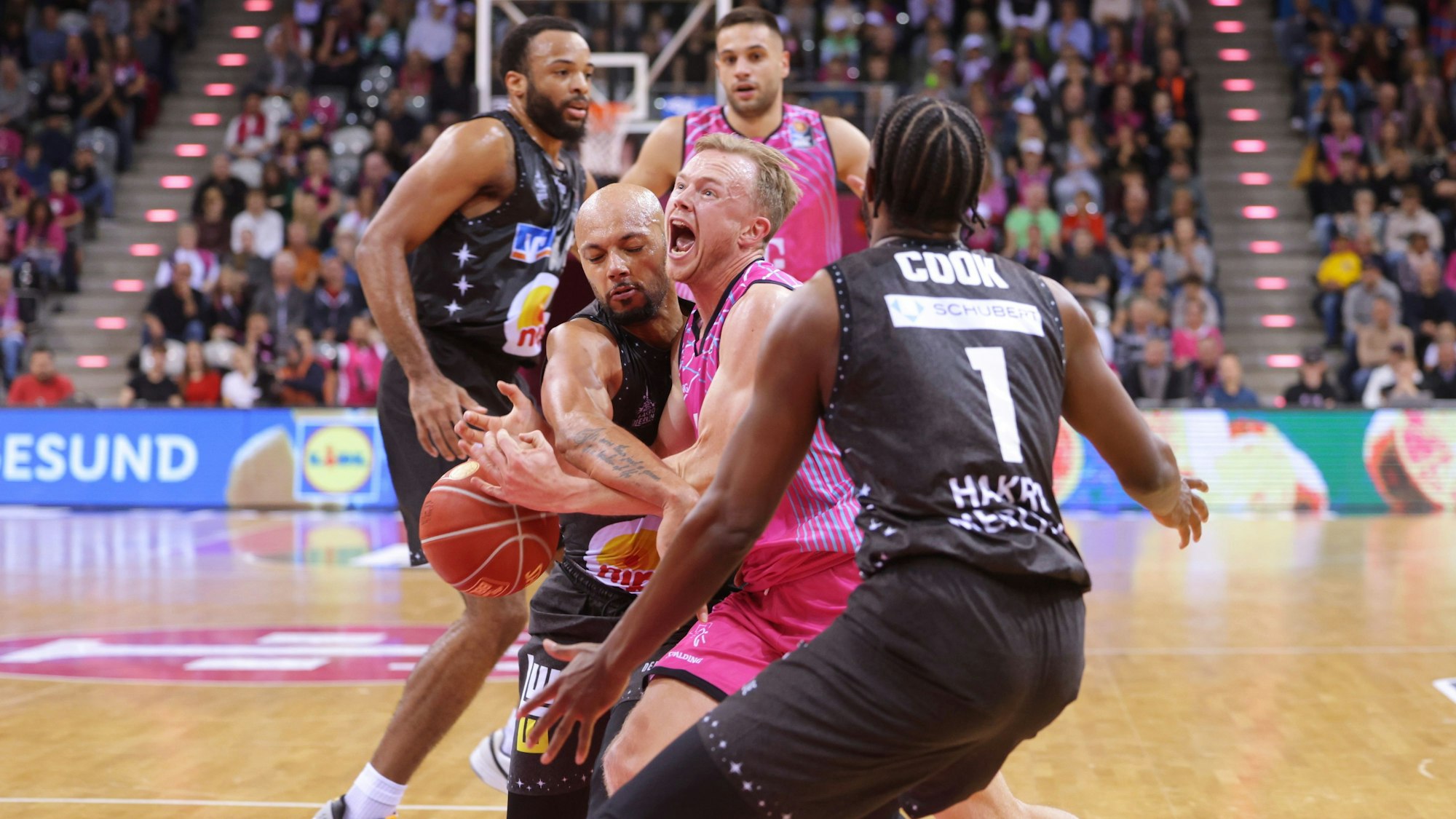 Bonns Harald Frey (Mitte) wird von der Crailsheimer Defensive in die Zange genommen.