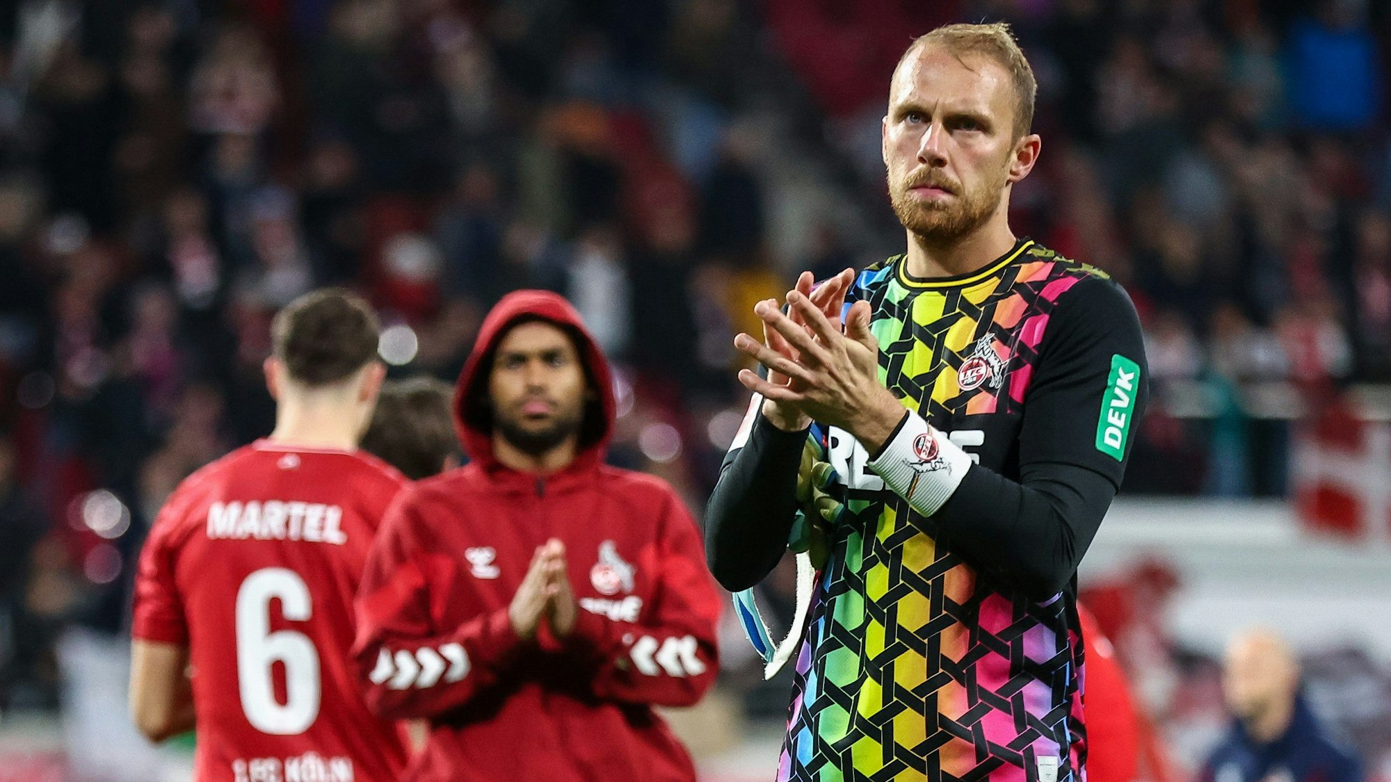 Leipzig: Fußball: Bundesliga, 9. Spieltag, RB Leipzig - 1. FC Köln in der Red-Bull-Arena. Kölns Torwart Marvin Schwäbe bedankt sich bei den mitgereisten Fans. Foto: Jan Woitas/dpa -