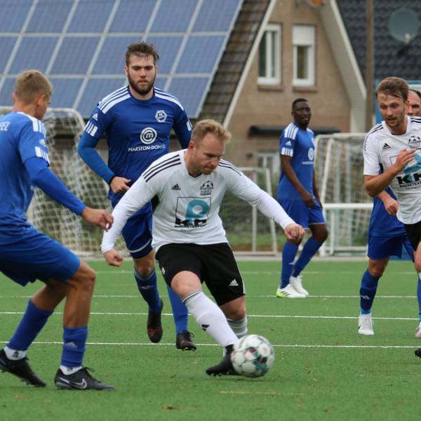 Nierfelds Sven Pohl passt, umzingelt von Gegenspielern, den Ball.