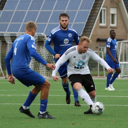 Nierfelds Sven Pohl passt, umzingelt von Gegenspielern, den Ball.