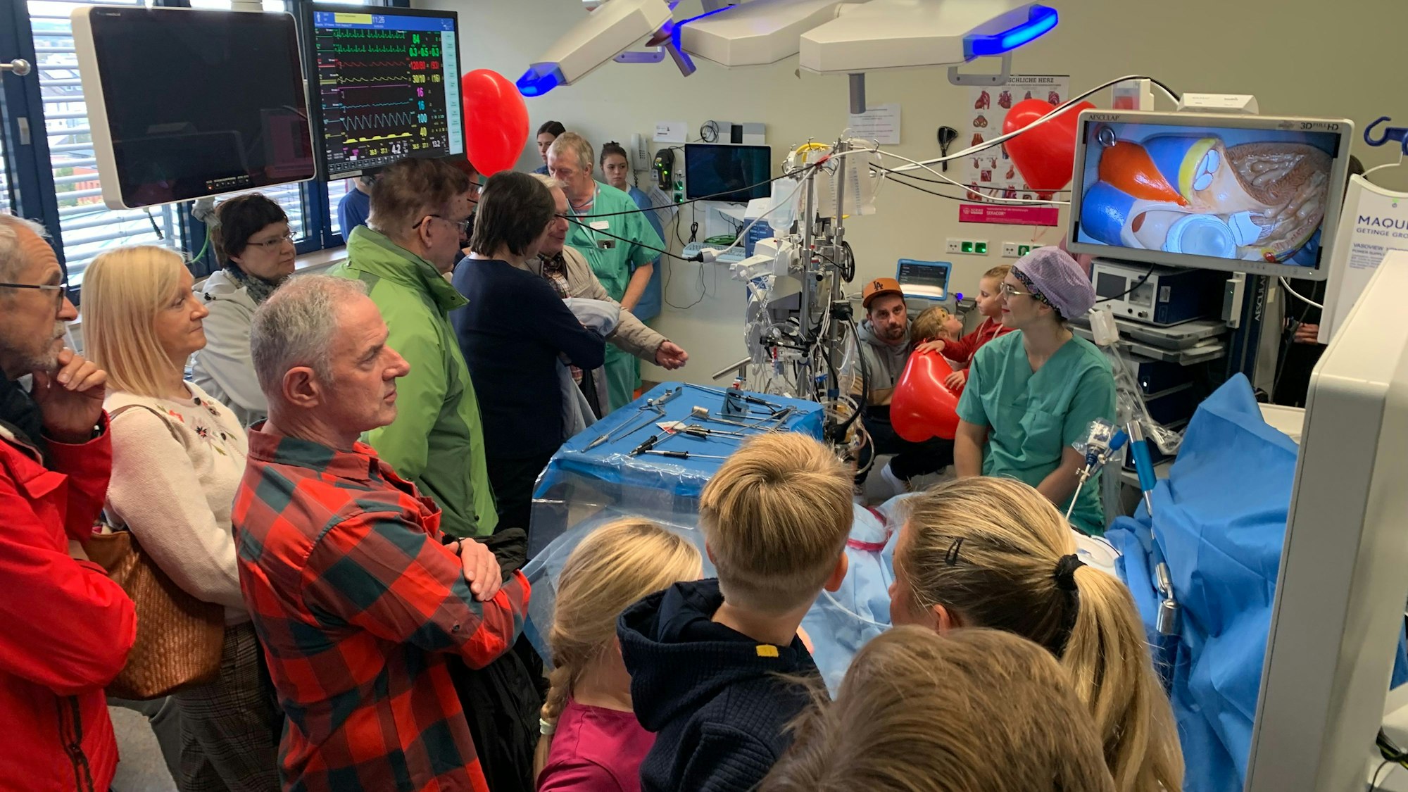 Blick in den Operationssaal im Herzzentrum des Helios Klinikum in Siegburg.