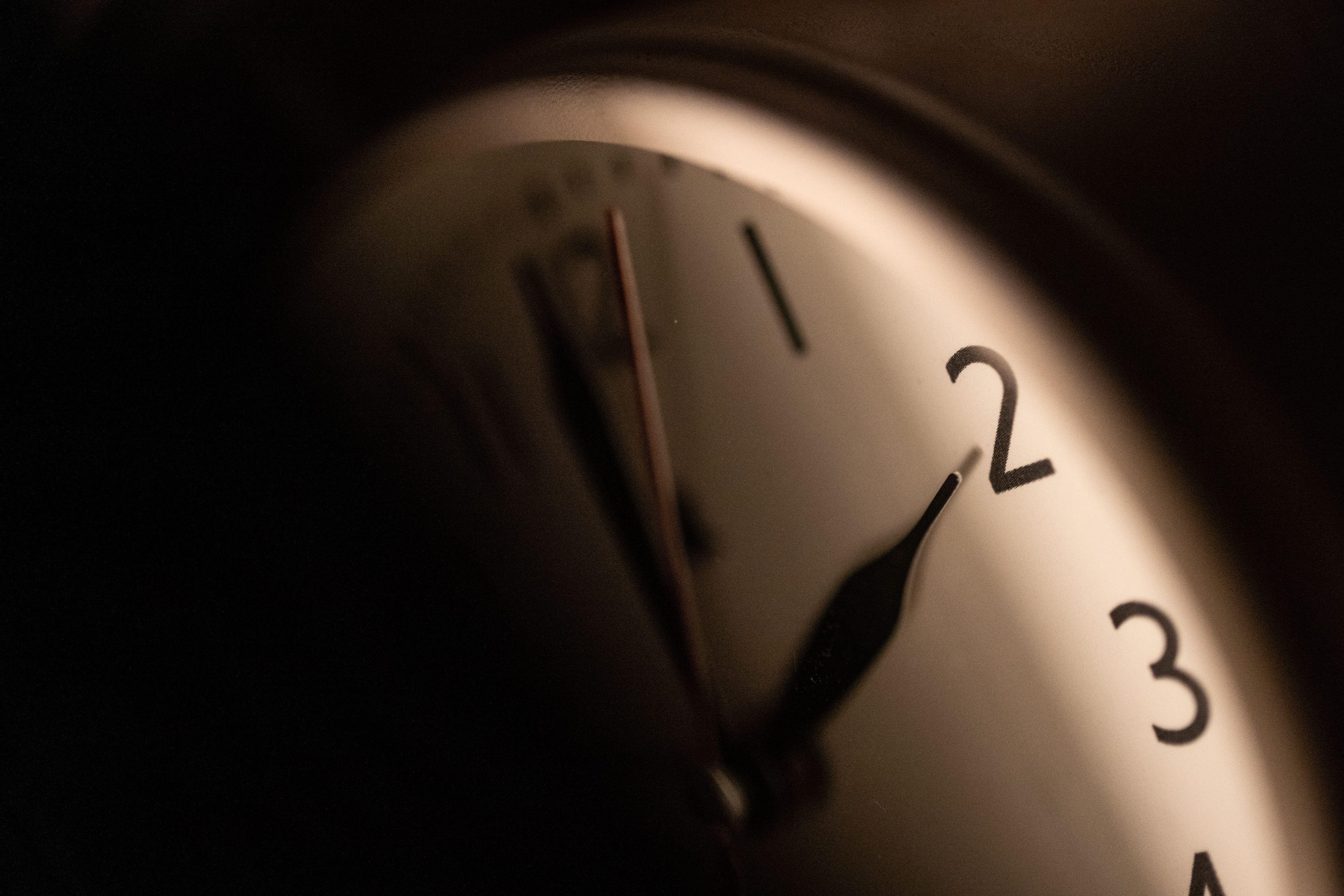 Ein Wecker zeigt zwei Uhr an. Am letzten Sonntag im Oktober beginnt die sogenannte Winterzeit. In der Nacht von Samstag auf Sonntag werden die Uhren von 3 Uhr auf 2 Uhr zurückgestellt.