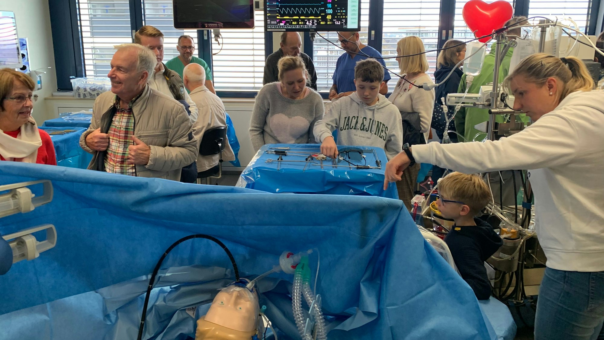 Blick in den Operationssaal mit technischen Geräten.