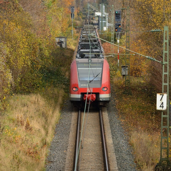 Die S-Bahn Linie 11 fährt in Richtung Bergisch Gladbach.