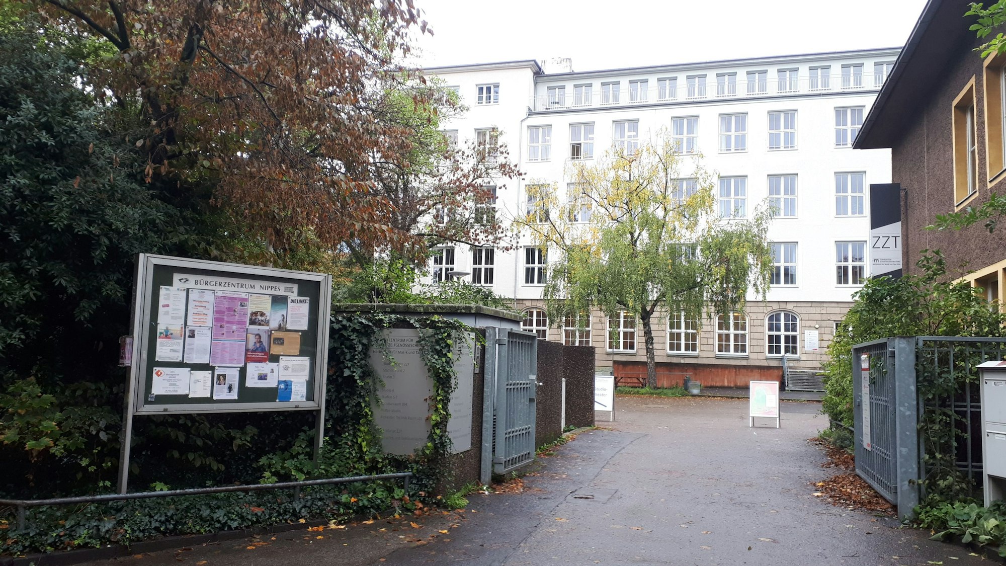 Das Tor zu einem Hof und einem großen Gebäude sind zu sehen.