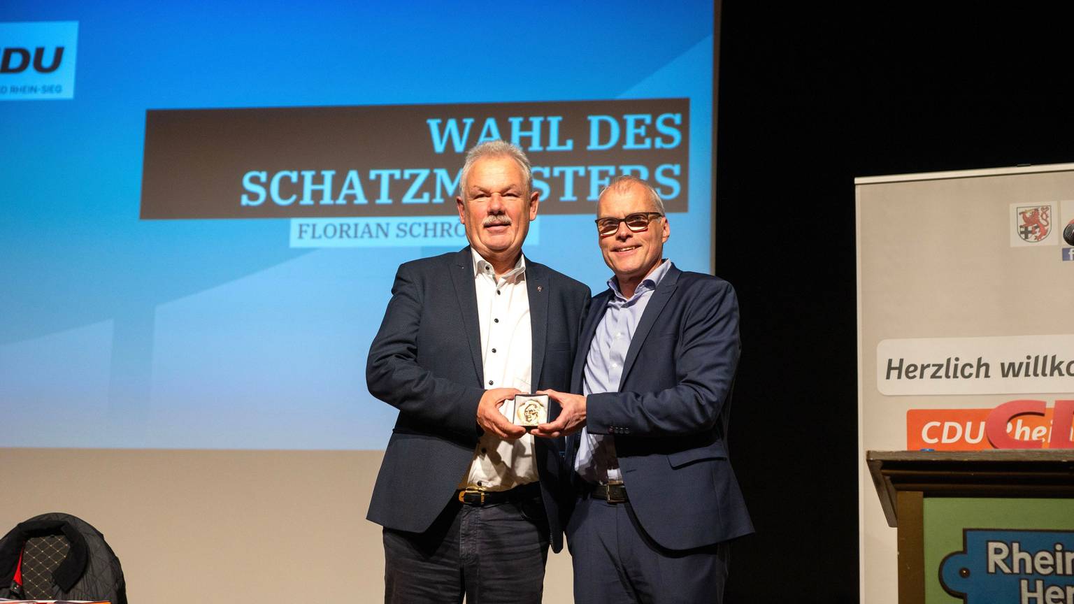 Der Vorsitzende des CDU-Kreisverbands Rhein-Sieg Oliver Krauß (rechts) überraschte Stefan Raetz mit der Konrad-Adenauer-Medaille. Foto: Privat