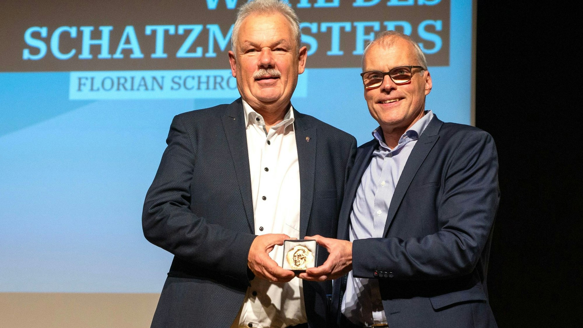 Der Vorsitzende des CDU-Kreisverbands Rhein-Sieg Oliver Krauß (rechts) überraschte Stefan Raetz mit der Konrad-Adenauer-Medaille. Foto: Privat