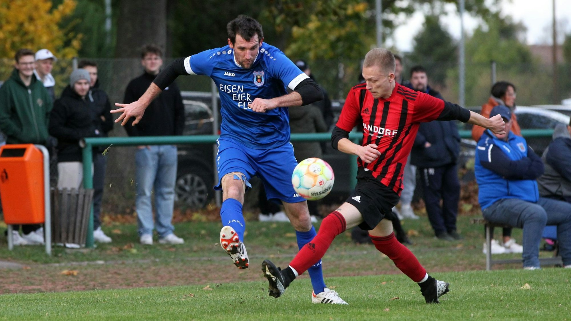 Das Bild zeigt Marco Bartusch vom TuS Dom-Esch, der eine Flanke schlägt.