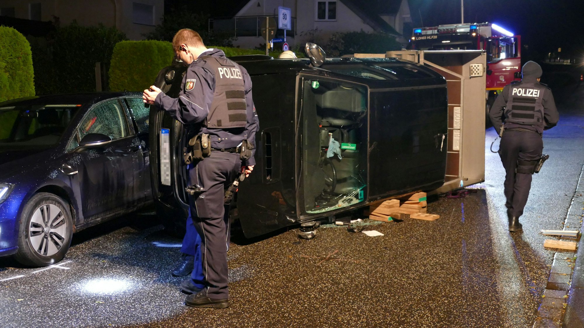 Nach dem Unfall infolge eines Konzertes der Bläck Fööss in Birk blieb das Auto auf der Fahrerseite liegen.