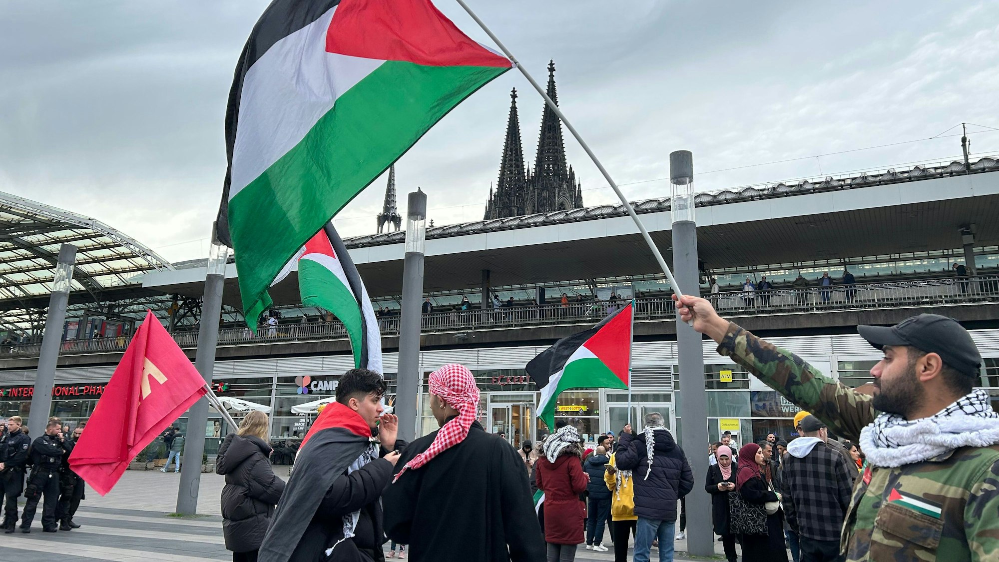 Die Solidaritätsdemo startete mit einer Kundgebung auf dem Breslauer Platz und endete auf dem Ebertplatz.