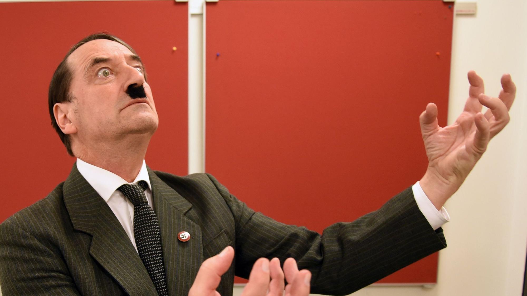 Der Schauspieler Andreas Breiing in seiner Rolle als Adolf Hitler.