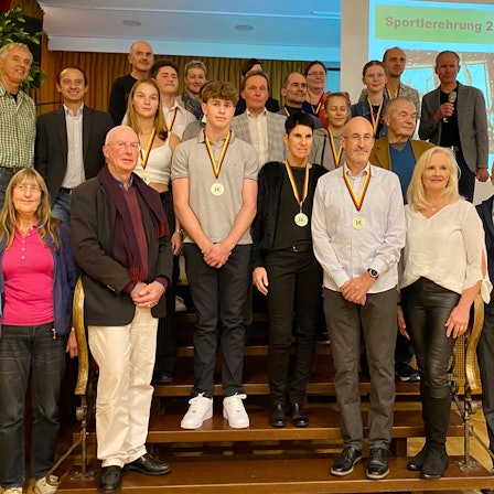 Zu sehen sind die ausgezeichneten Sportlerinnen und Sportler, die gemeinsam auf einer Treppe stehen.