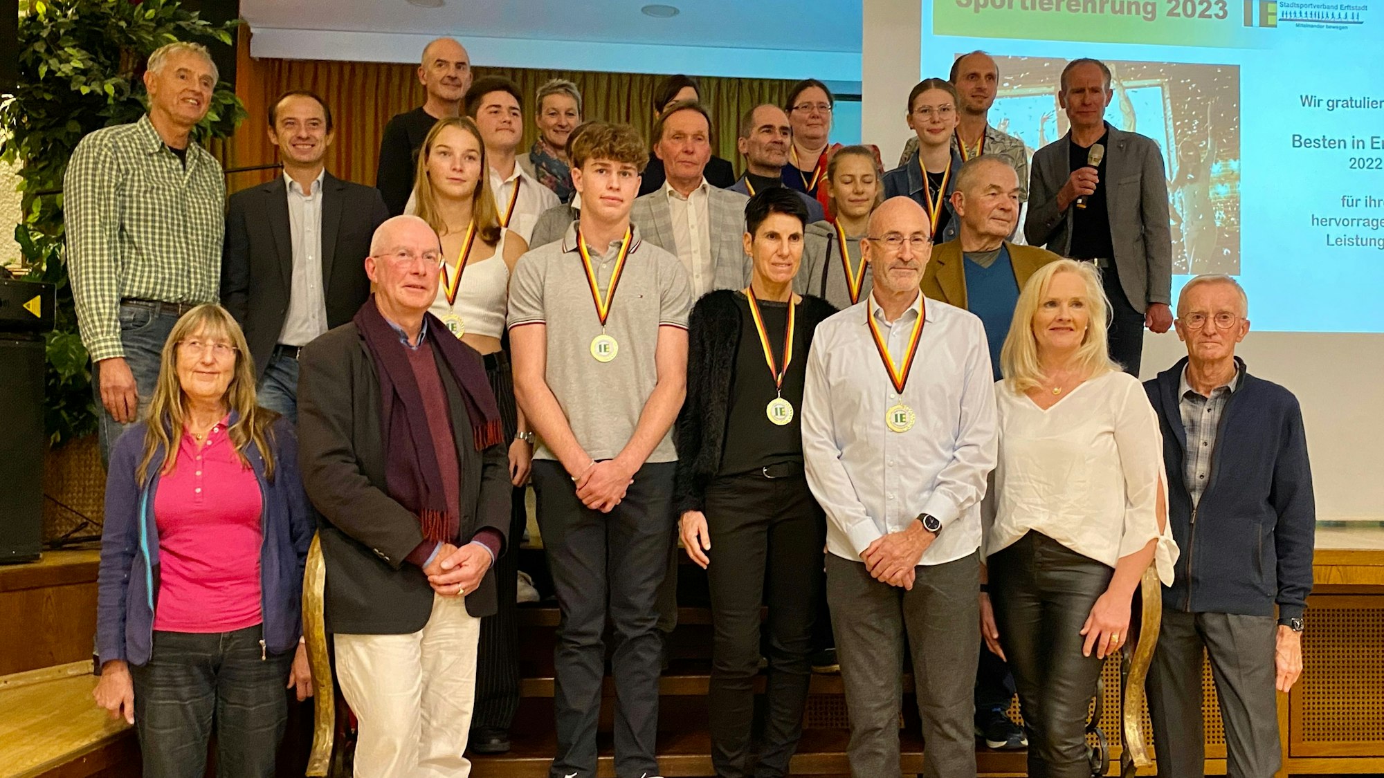 Zu sehen sind die ausgezeichneten Sportlerinnen und Sportler, die gemeinsam auf einer Treppe stehen.