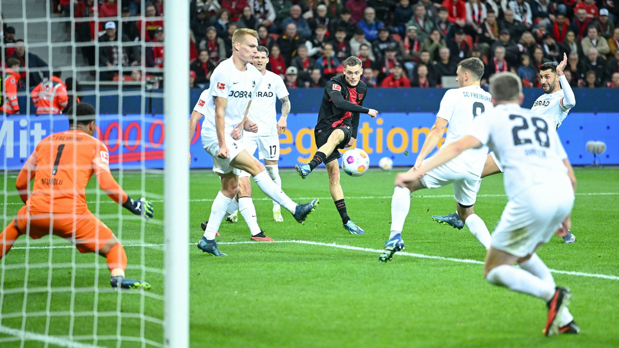29.10.2023, Fussball, Bundesliga, 9. Spieltag Saison 2023/2024, Bayer Leverkusen - SC Freiburg, Florian Wirtz Bayer Leverkusen erzielt das Tor zum 1:0.