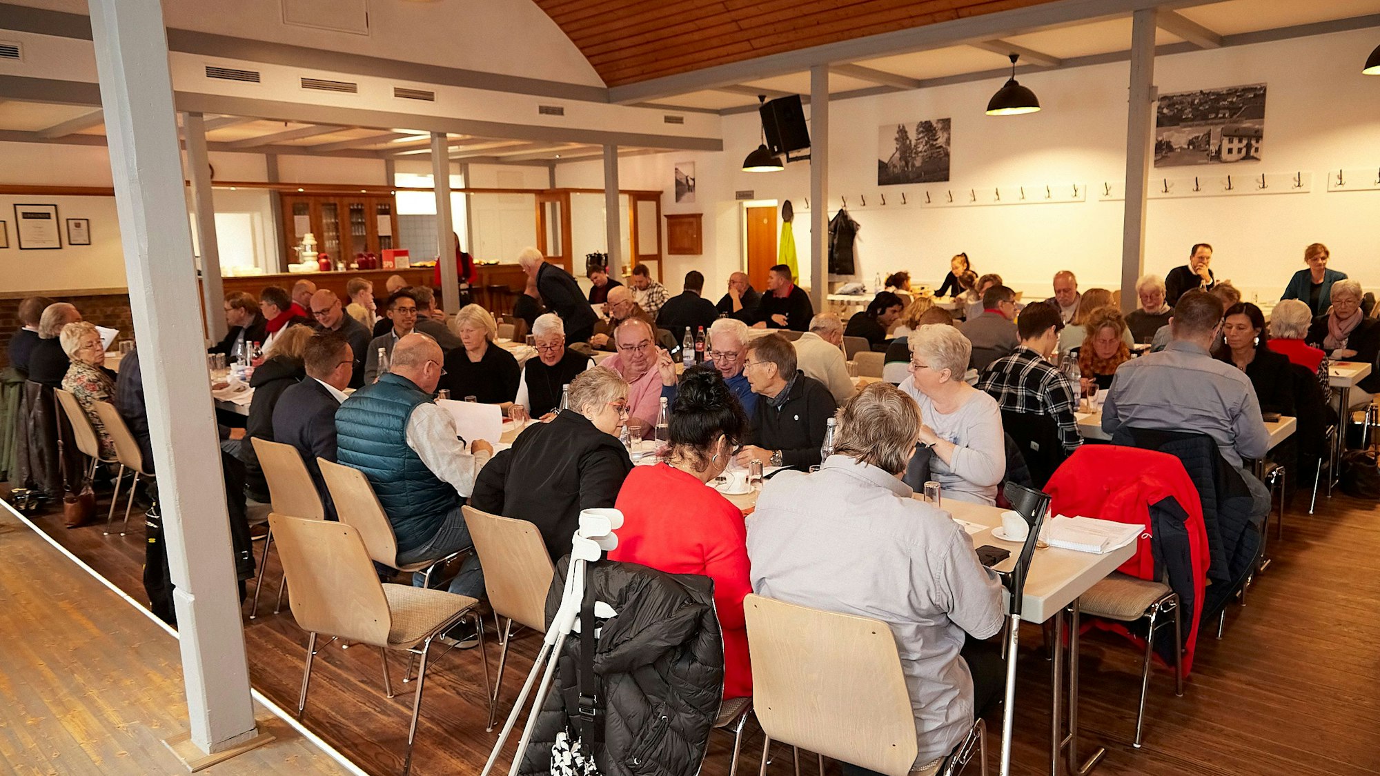 Die Mitglieder sitzen dichtgedrängt im Dorfsaal von Frohngau.