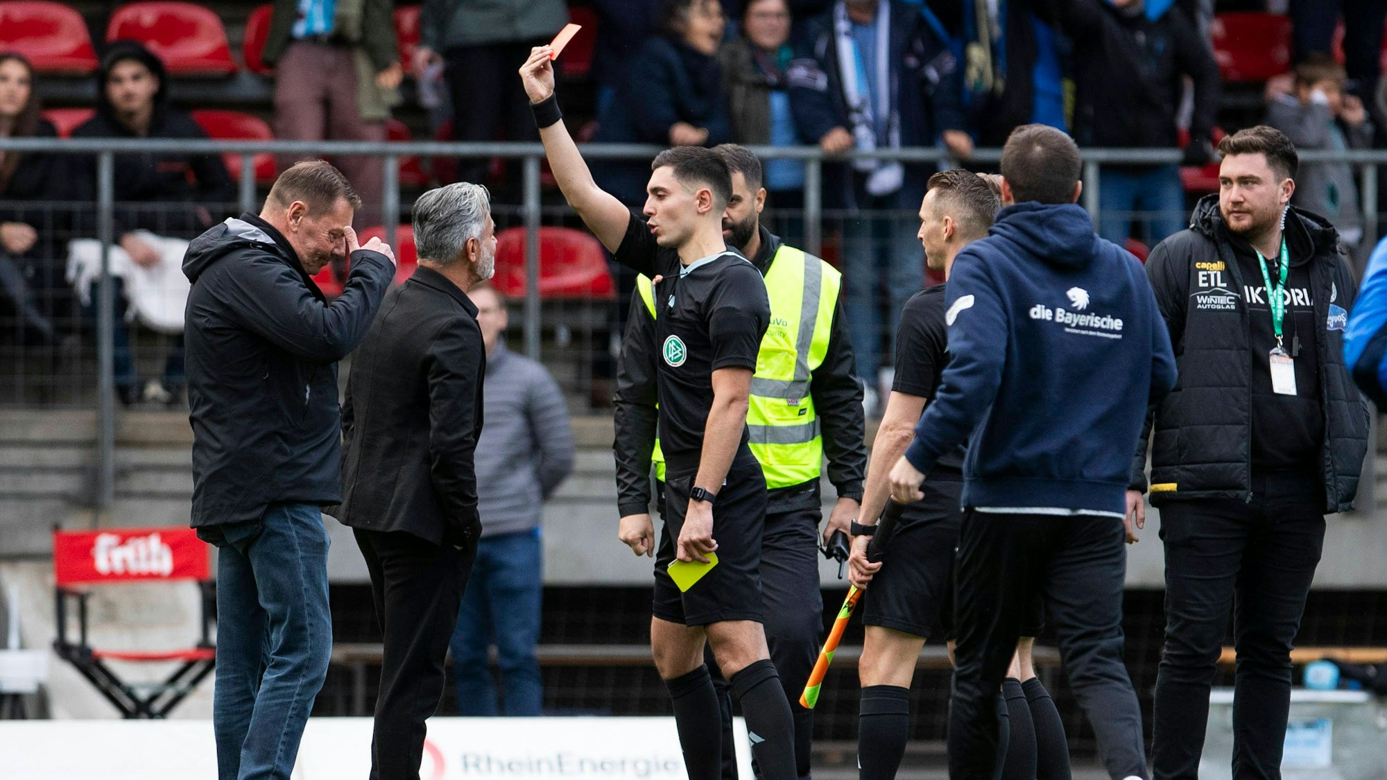 Schiedsrichter Timon Schulz zeigt Maurizio Jacobacci TSV 1860 Muenchen, Cheftrainer die rote Karte nach Abpfiff. Koeln, Fussball 3. Liga / 13. Spieltag, Spieltag 13, Viktoria Koeln - TSV 1860 Muenchen, 28.10.2023, Sportpark Hoehenberg, Koeln. DFL regulations prohibit any use of photographs as image sequences and/or quasi-video  *** Referee Timon Schulz shows Maurizio Jacobacci TSV 1860 Muenchen, head coach the red card after the whistle Koeln, Football 3 Liga 13 Spieltag, Matchday 13, Viktoria Koeln TSV 1860 Muenchen, 28 10 2023, Sportpark Hoehenberg, Koeln DFL regulations prohibit any use of photographs as image sequences and or quasi video Â