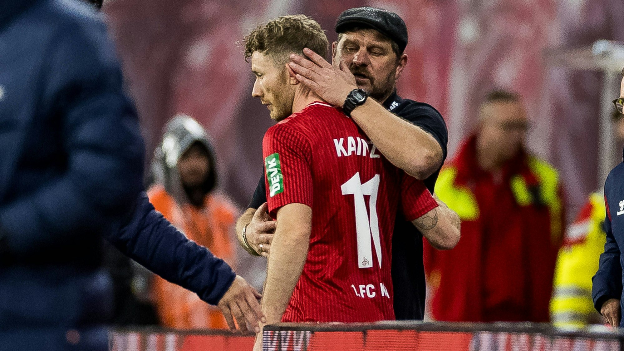 1. Fussball Bundesliga: RB Leipzig - 1. FC Koeln 28.10.2023 Steffen Baumgart Trainer 1. FC Koeln umarmt Florian Kainz 1. FC Koeln, 11 nach Auswechslung