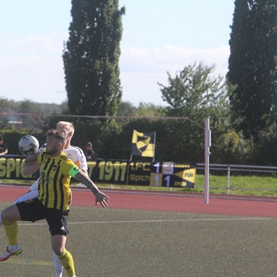 Lukas Püttmann (vorne) trifft für den 1. FC Spich in der Nachspielzeit zum 3:2.