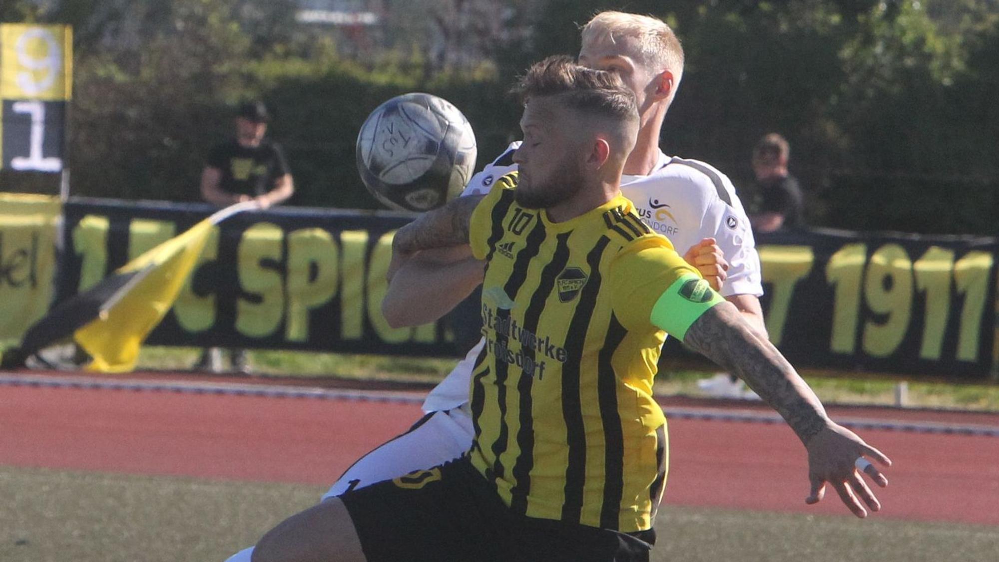 Lukas Püttmann (vorne) trifft für den 1. FC Spich in der Nachspielzeit zum 3:2.