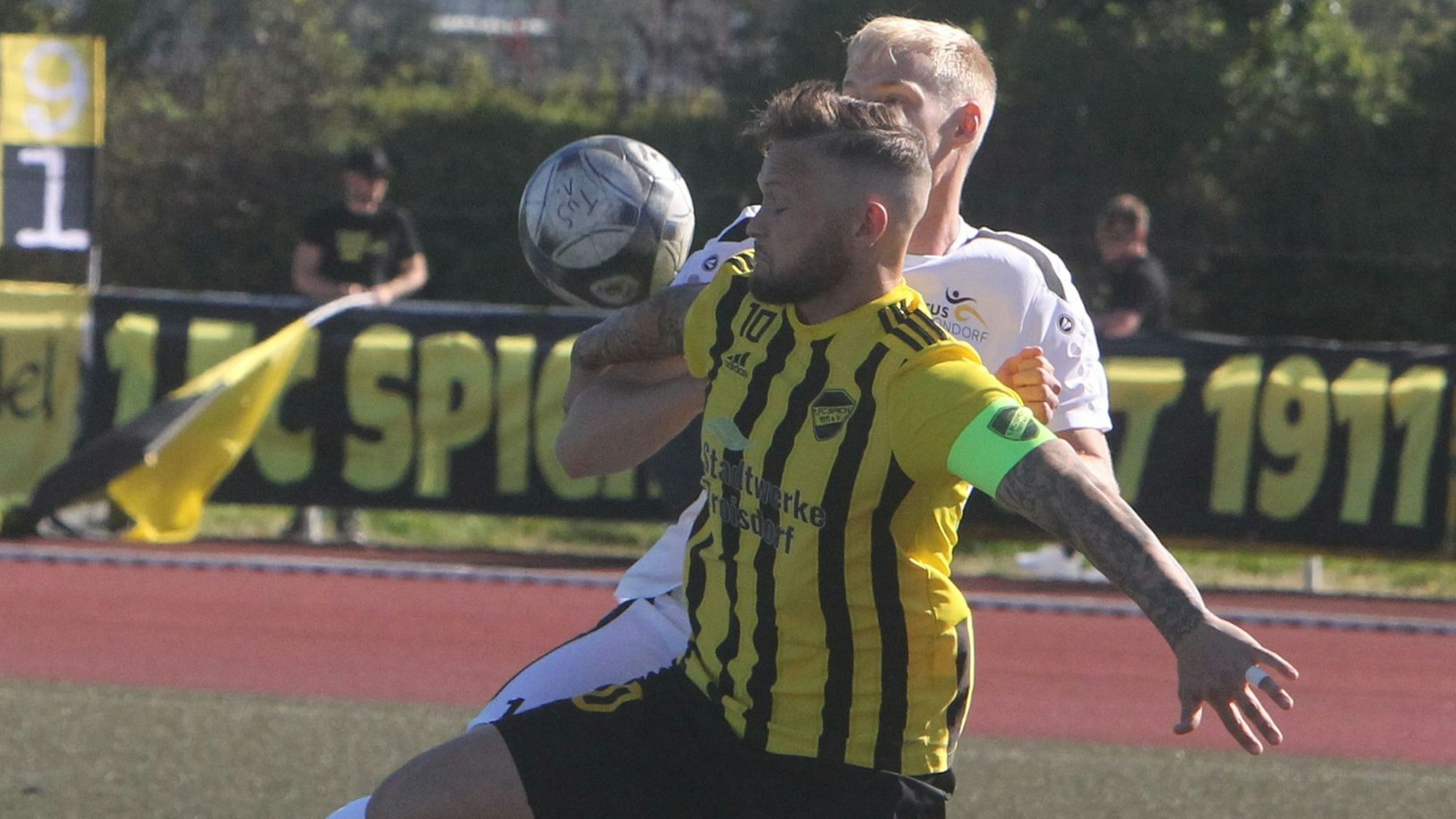 Lukas Püttmann (vorne) trifft für den 1. FC Spich in der Nachspielzeit zum 3:2.