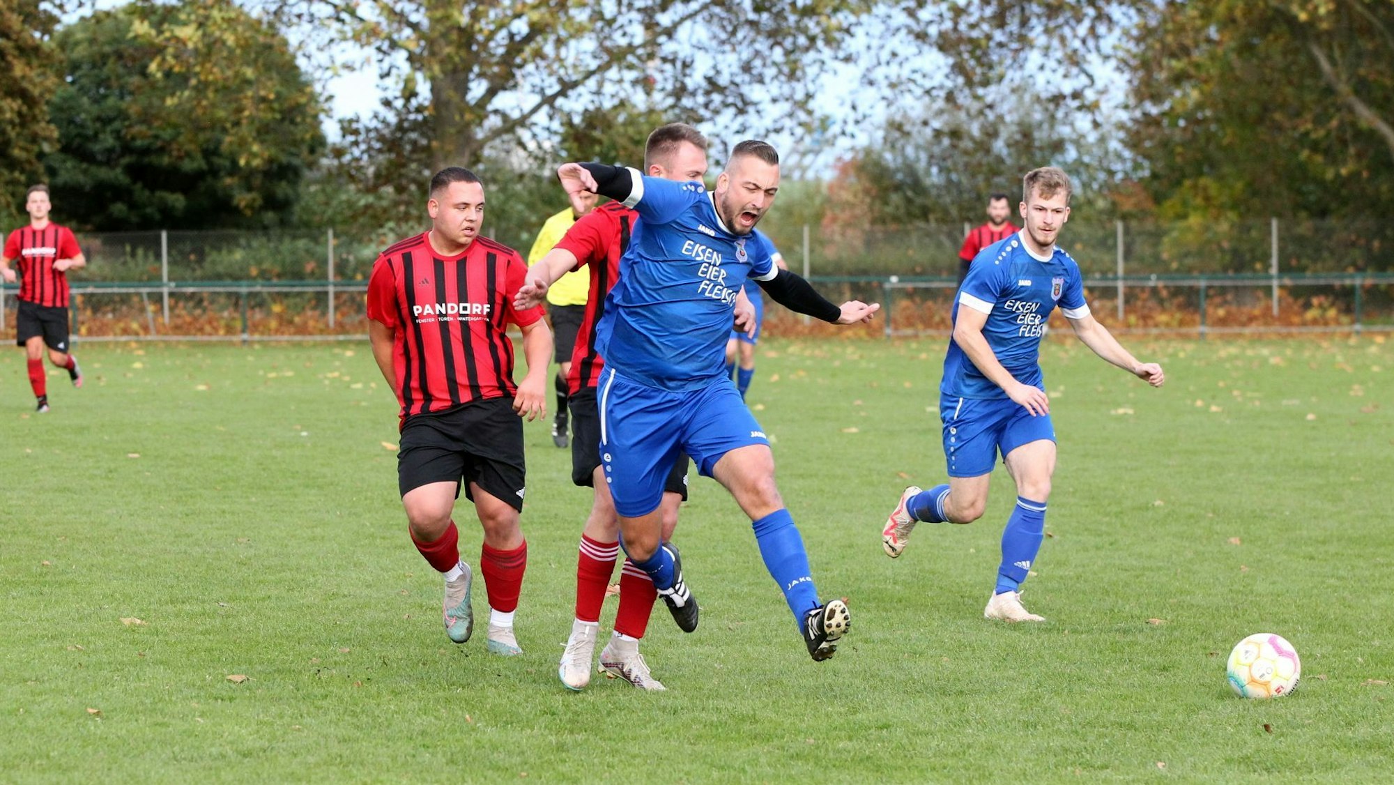 Von hinten in die Beine getreten wird ein Dom-Escher Spieler, der vor Schmerzen schreit.