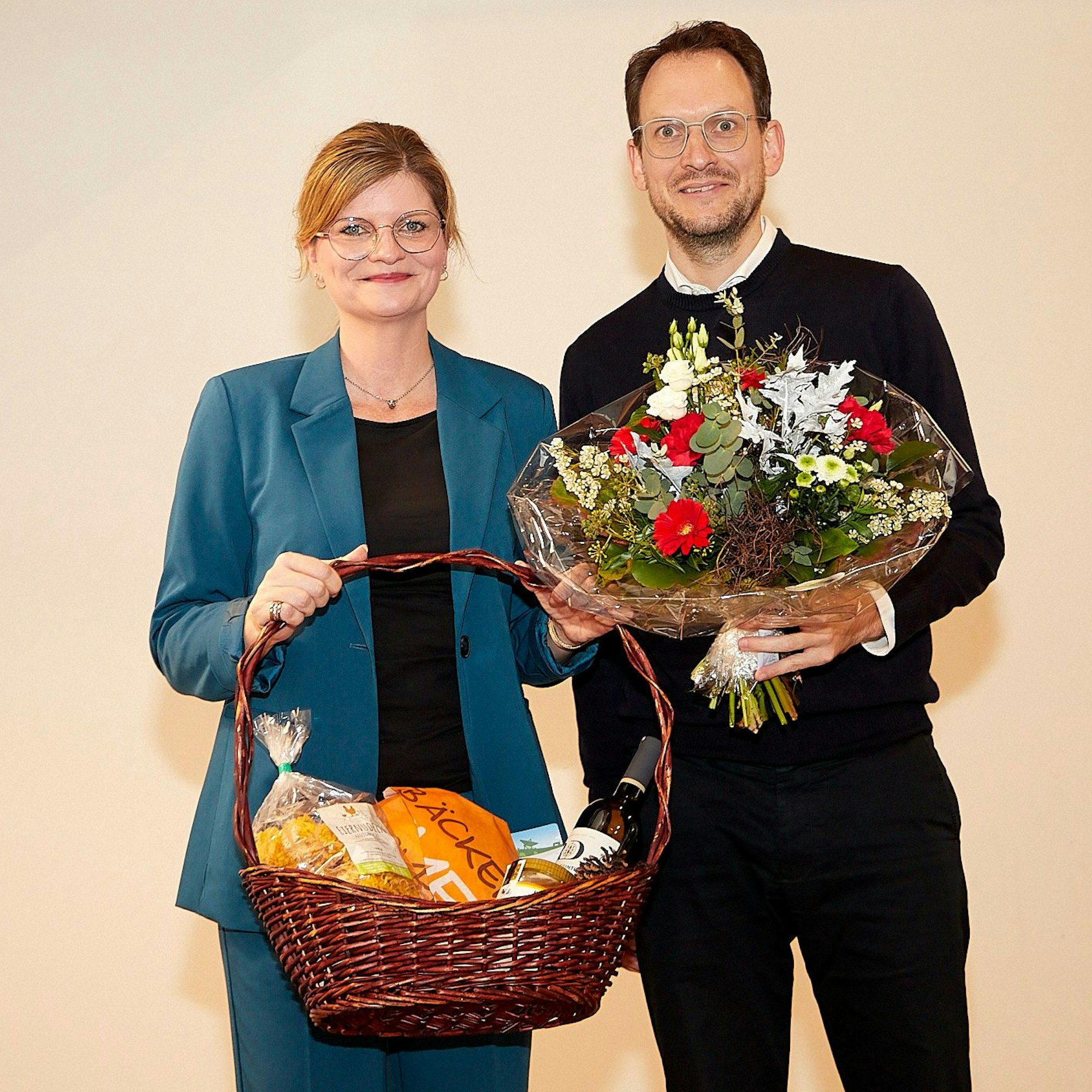 Sarah Philipp, Co-Vorsitzende des Landesverbandes, steht neben dem Kreisverbandsvorsitzenden Thilo Waasem.