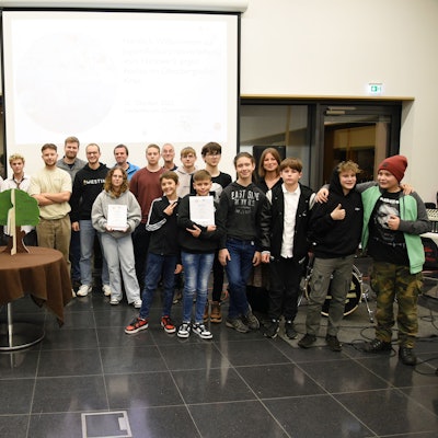 Gruppenfoto mit den Siegern des Jugendkulturpreises und Sylvia Löhrmann (3.v.l.) und Nadine Lindörfer (l.).