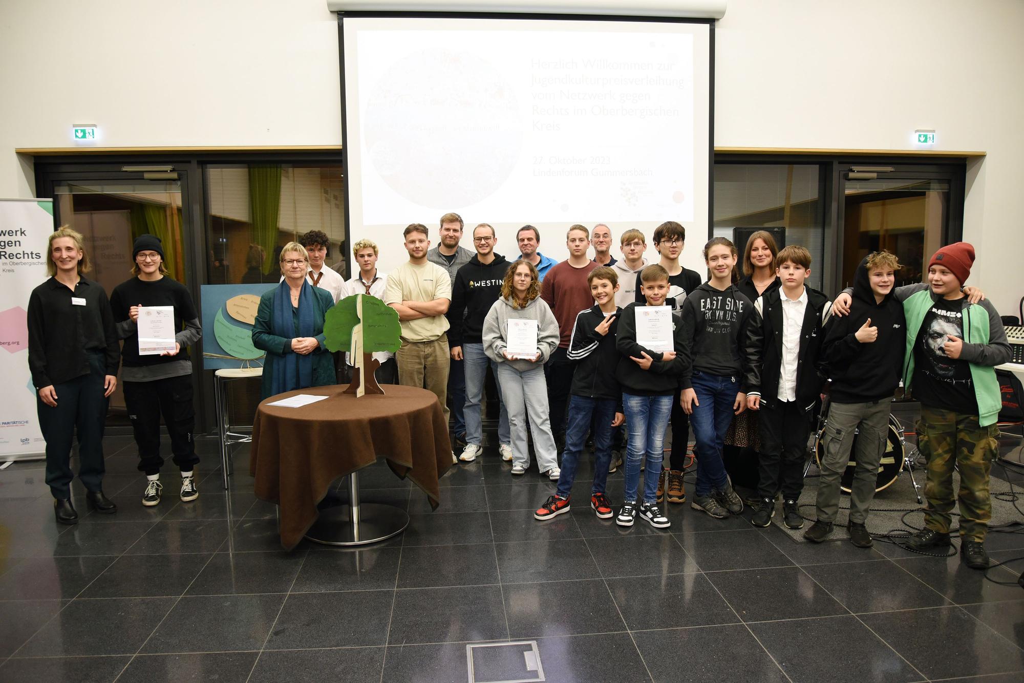 Gruppenfoto mit den Siegern des Jugendkulturpreises und Sylvia Löhrmann (3.v.l.) und Nadine Lindörfer (l.).