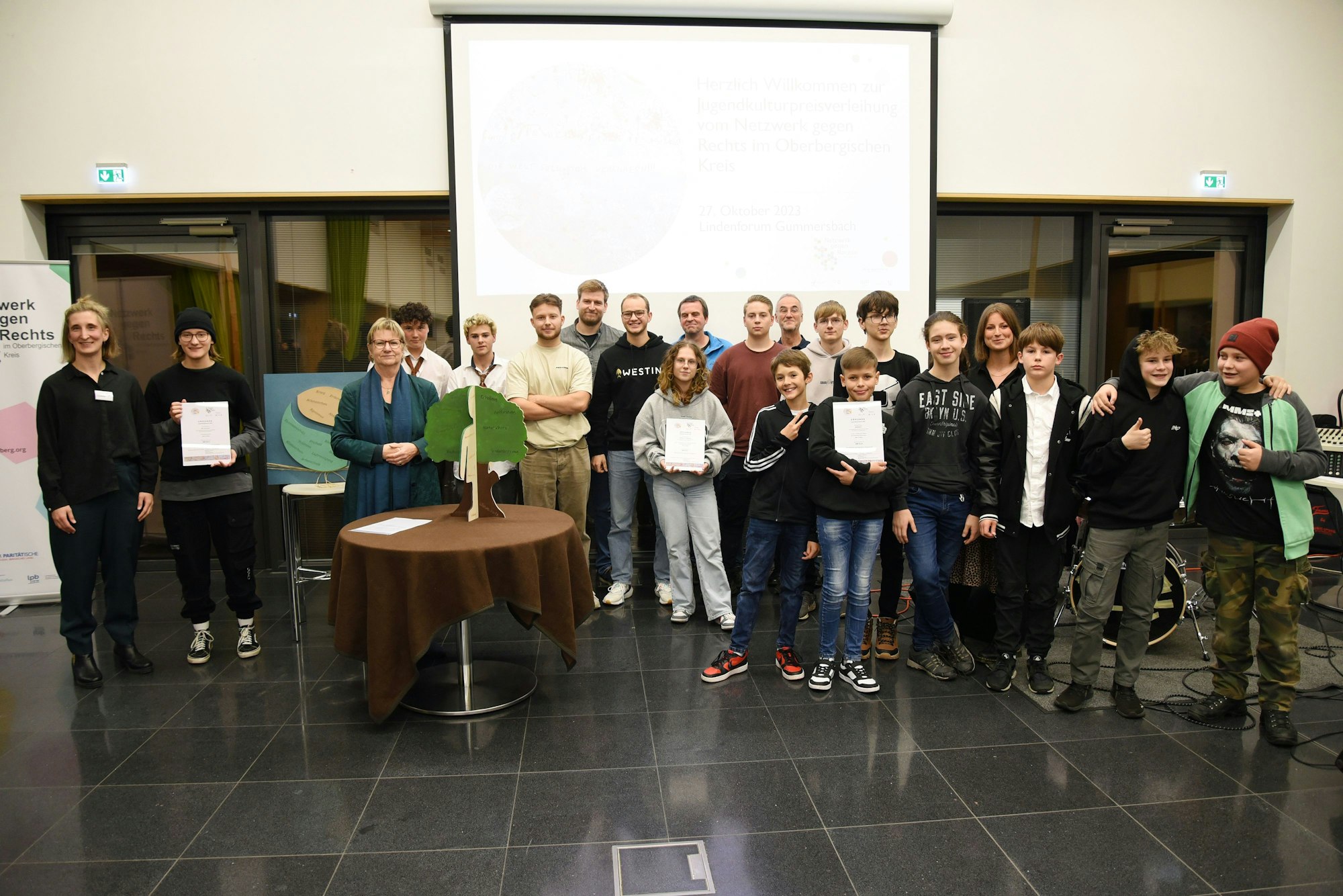 Gruppenfoto mit den Siegern des Jugendkulturpreises und Sylvia Löhrmann (3.v.l.) und Nadine Lindörfer (l.).
