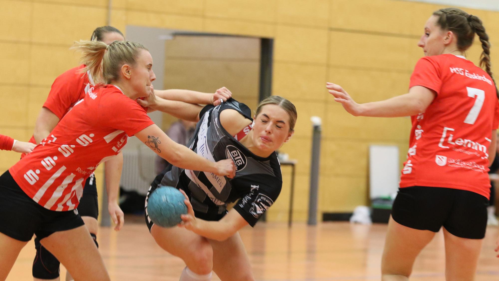Die Euskirchener Spielerin Corinna Schmitz reißt am Trikot der Gegenspielerin.