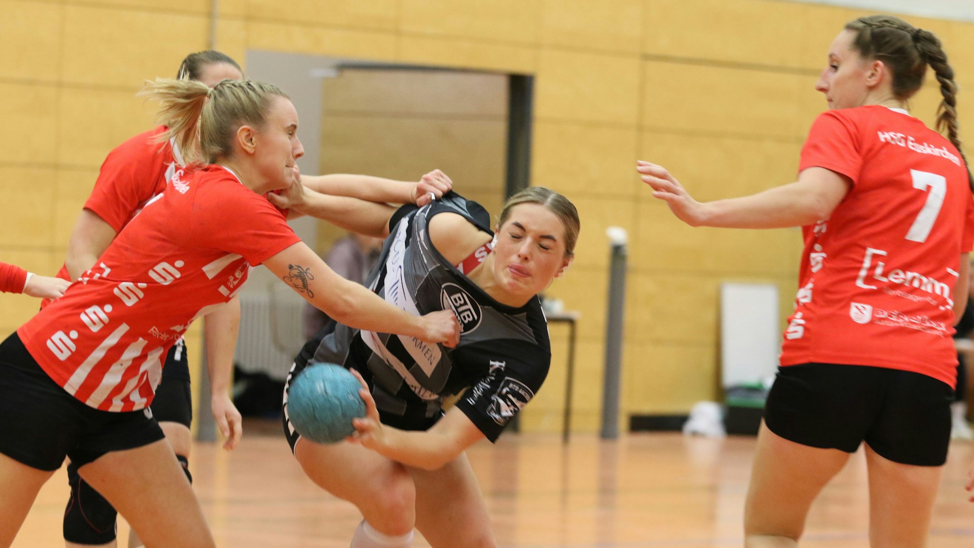 Die Euskirchener Spielerin Corinna Schmitz reißt am Trikot der Gegenspielerin.