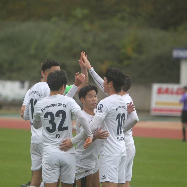Kaito Asano trifft zum Ausgleich und lässt sich von seinen Siegburger Mitspielern bejubeln.