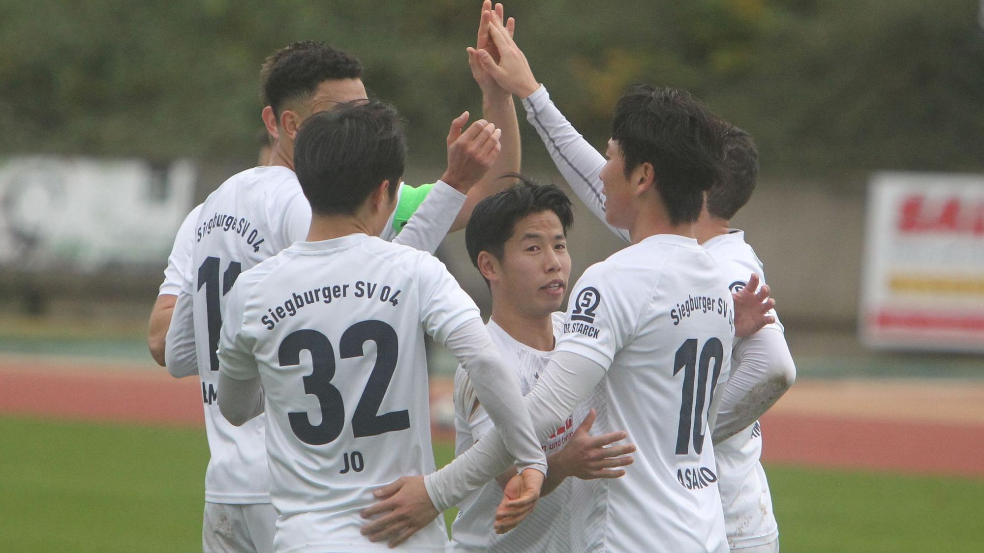 Kaito Asano trifft zum Ausgleich und lässt sich von seinen Siegburger Mitspielern bejubeln.
