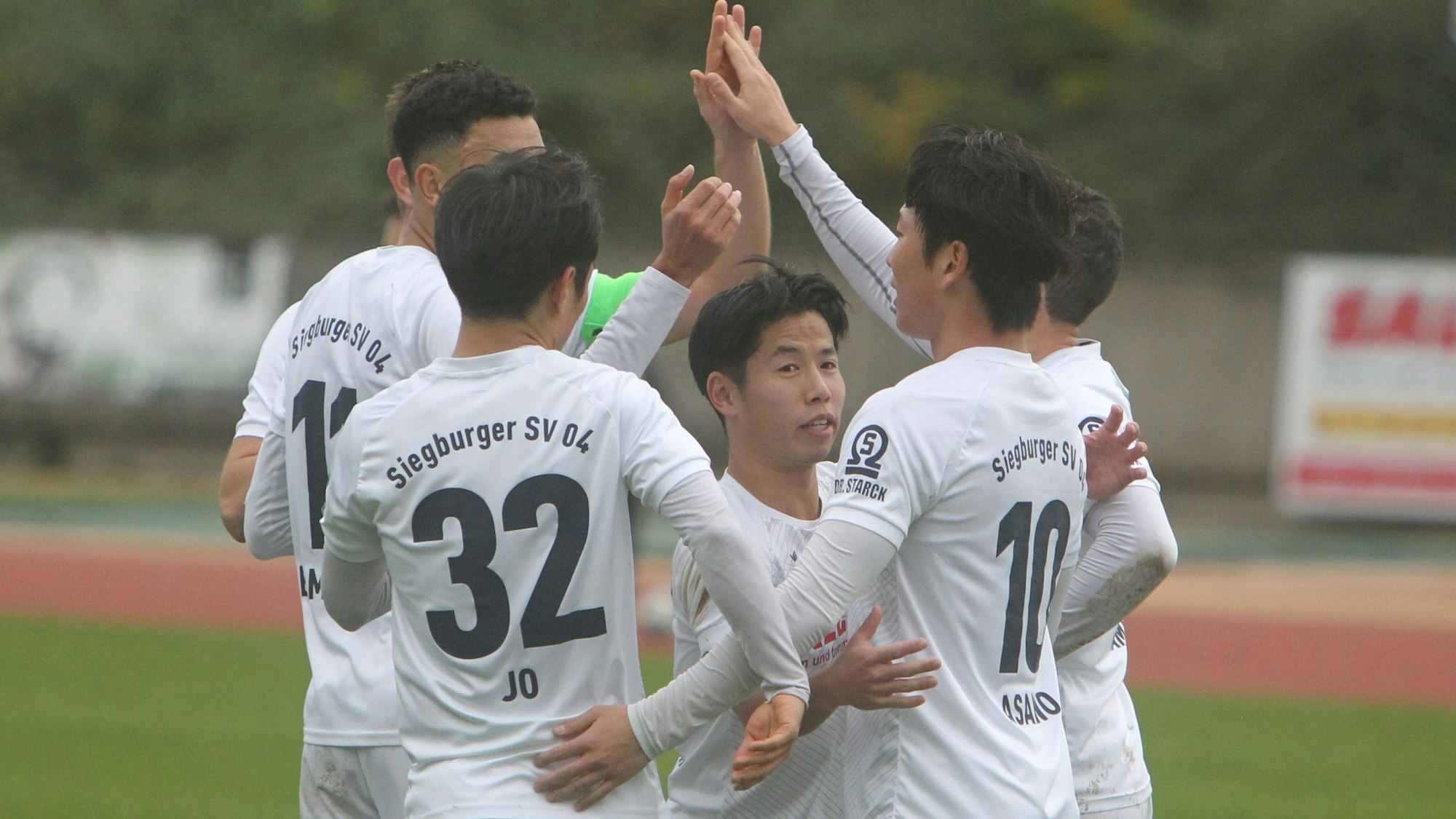 Kaito Asano trifft zum Ausgleich und lässt sich von seinen Siegburger Mitspielern bejubeln.