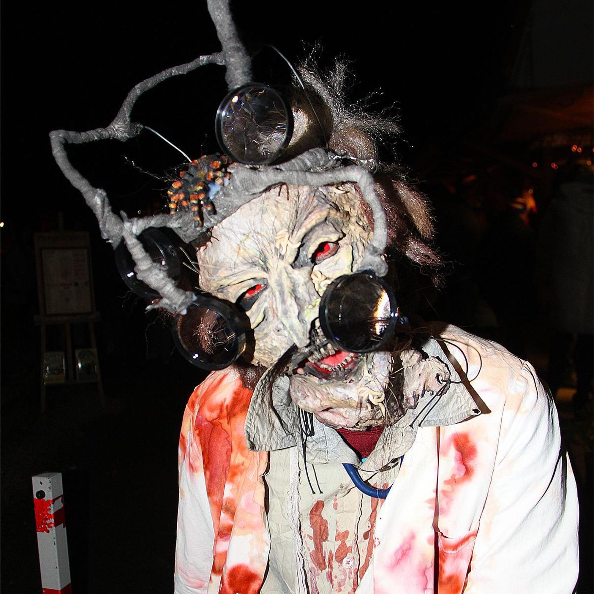 Mit einer gruseligen Maske mimt die Frau aus Kommern einen Zahnarzt.
