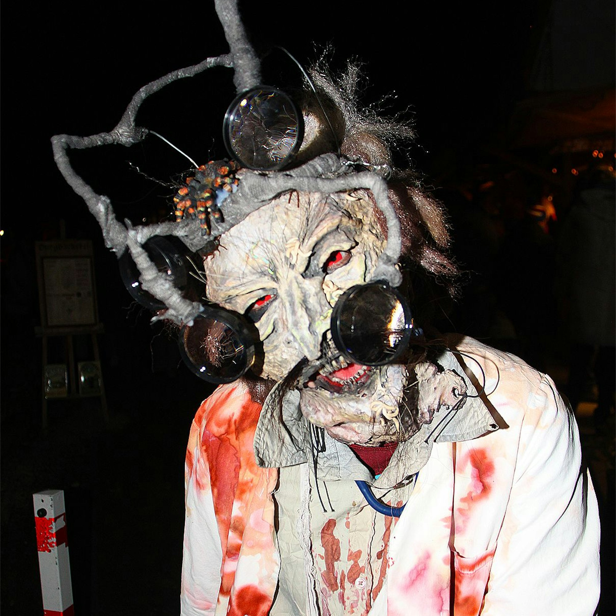 Mit einer gruseligen Maske mimt die Frau aus Kommern einen Zahnarzt.