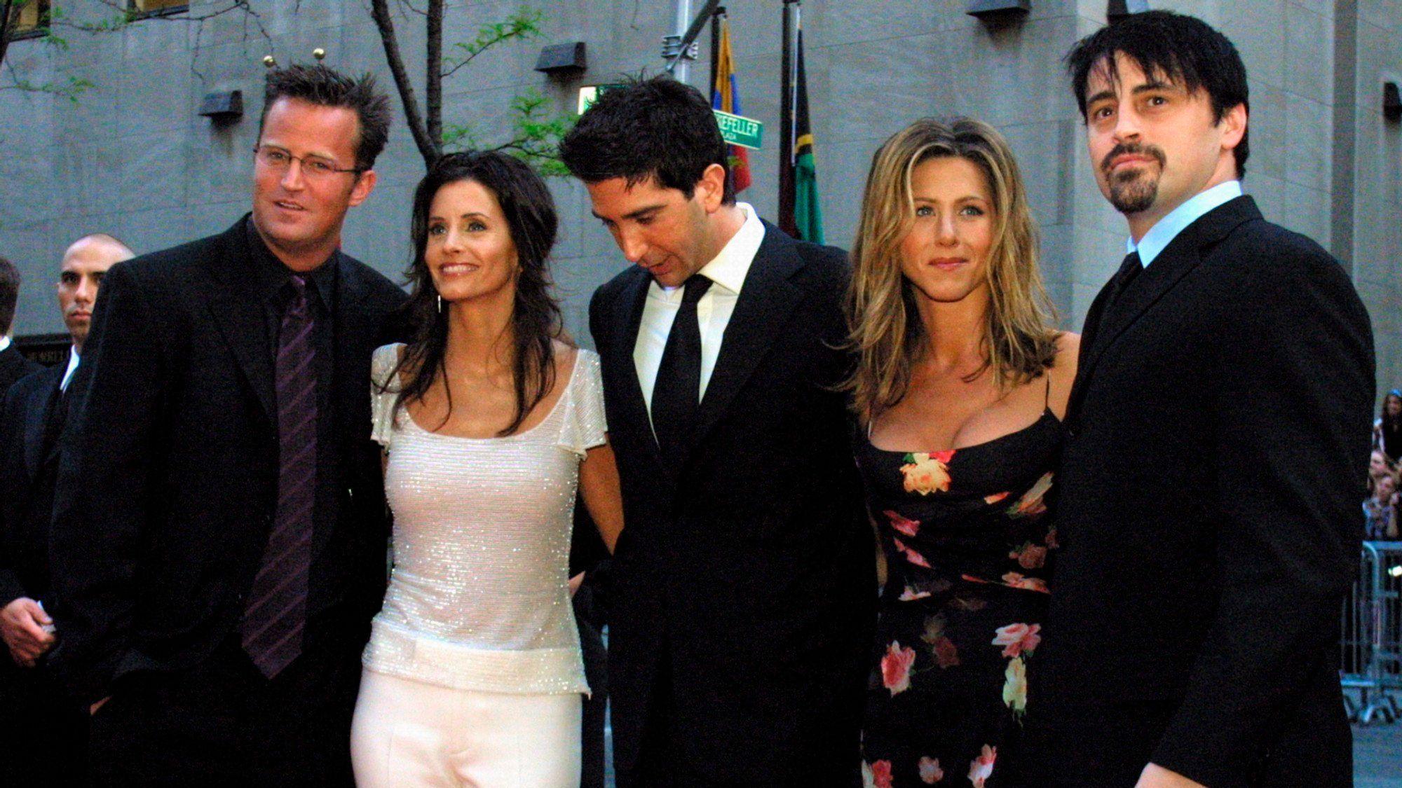 Matthew Perry (von links), Courteney Cox Arquettte, David Schwimmer, Jennifer Aniston und Matt LeBlanc von der Fernsehserie „Friends“ kommen am 5. Mai 2002 in New York zur Veranstaltung zum 75-jährigen Jubiläum von NBC.