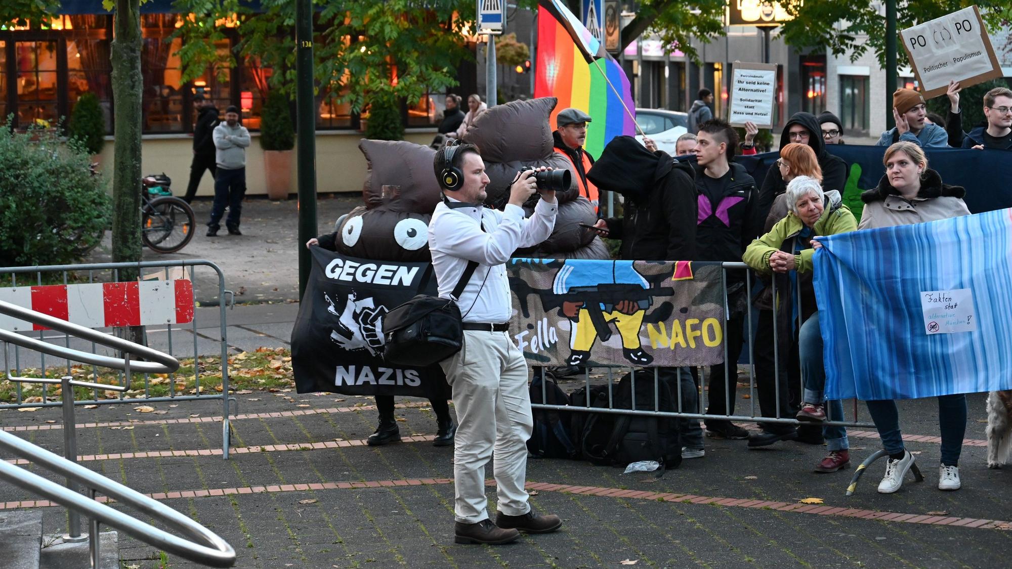 Zu sehen sind Demonstrierende hinter einer Absperrung in Kerpen-Horrem.