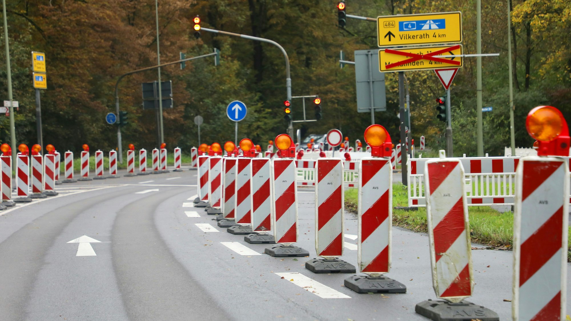 Warnbaken stehen an der Abzweigung der Hauptstraße zur Mucher Straße in Overatj.