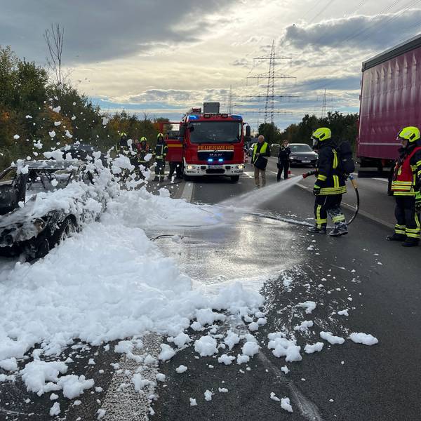 Auf der A59 hat am Vormittag ein Mazda RX 8 mit Wankelmotor gebrannt. Zum Einsatz kam auch Löschschaum